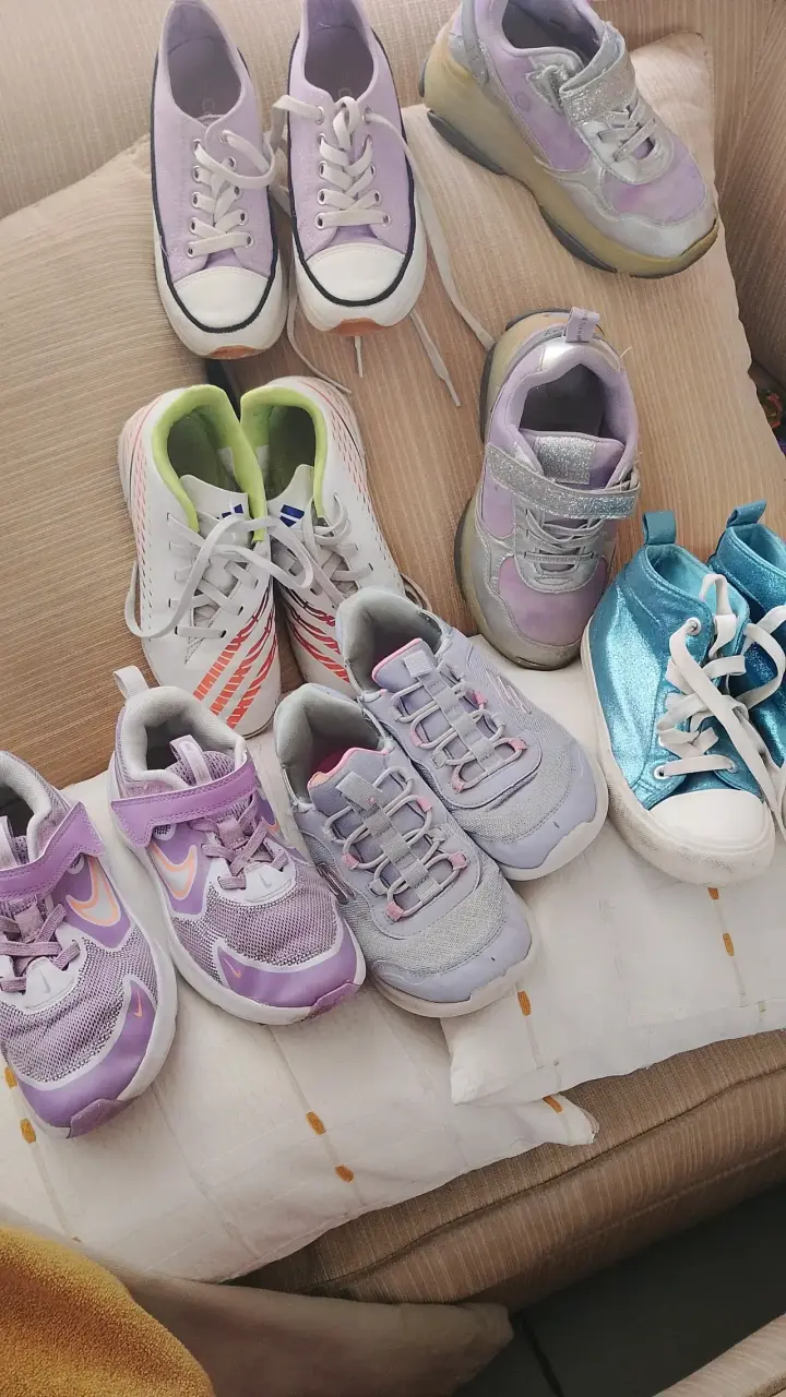 Lote de zapatillas infantiles variadas