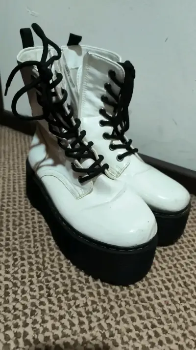 Botas blancas de plataforma con cordones - miniatura 1