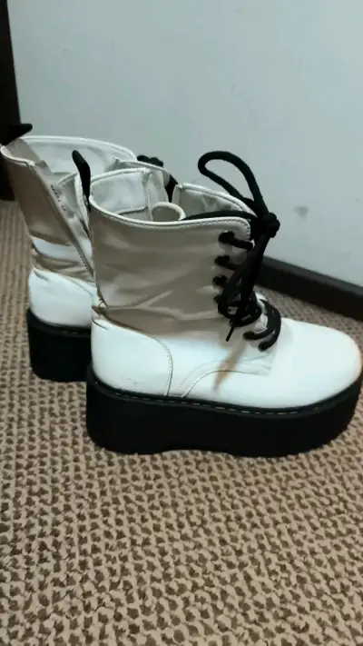 Botas blancas de plataforma con cordones - miniatura 2