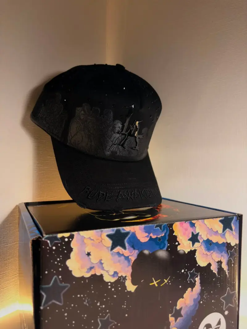 Gorra negra con diseño bordado y caja original - 1