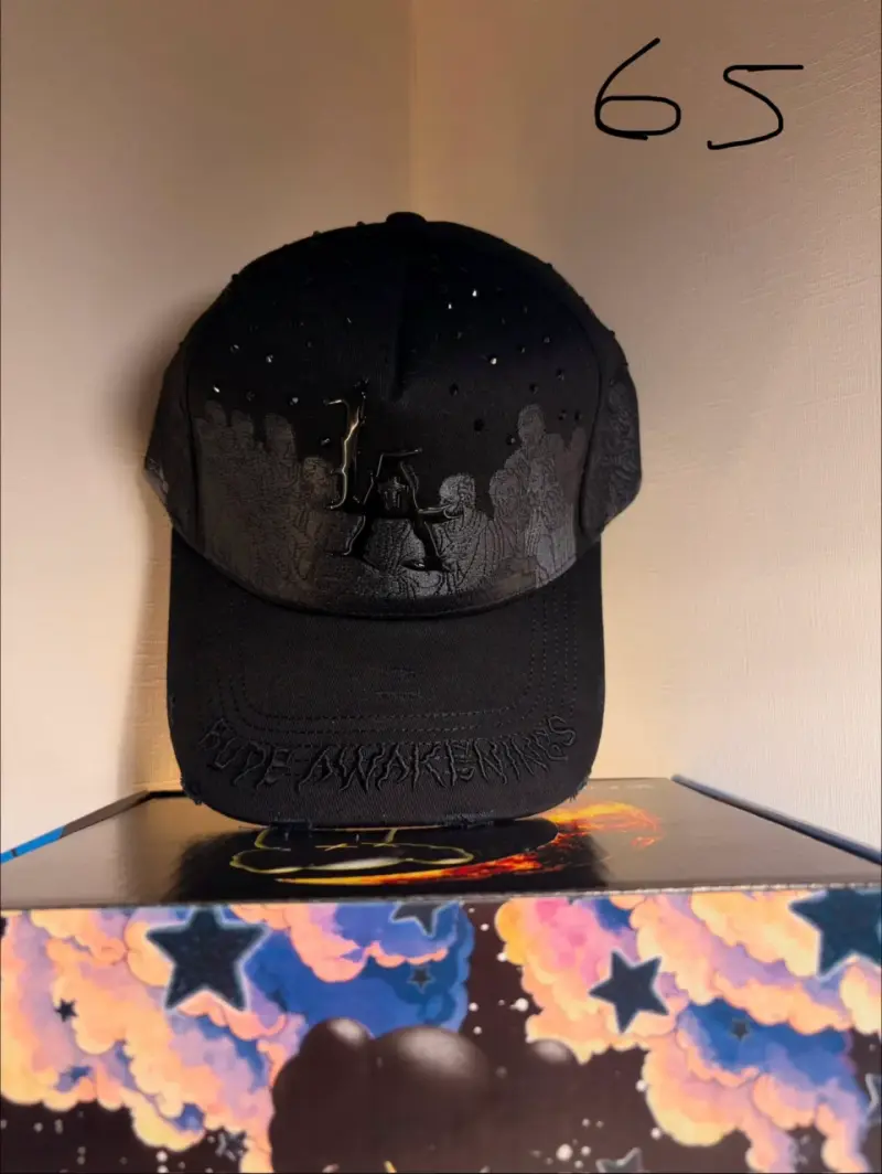 Gorra negra con diseño bordado y caja original - 2