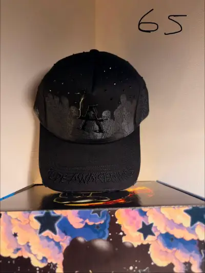 Gorra negra con diseño bordado y caja original - miniatura 2
