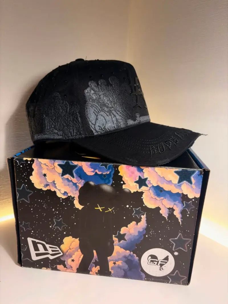 Gorra negra con diseño bordado y caja original - 3