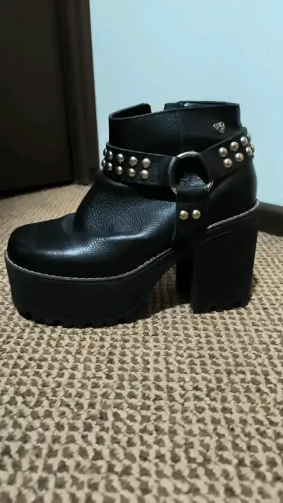 Botines de cuero negro con tachas - miniatura 1