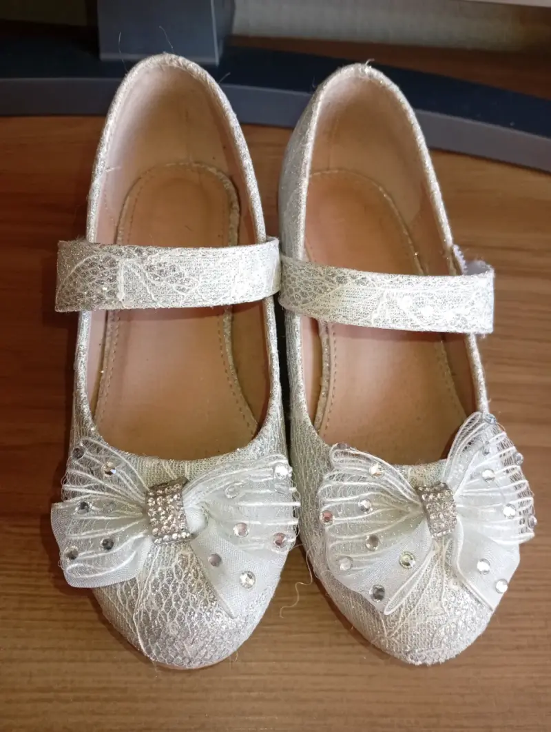 Zapatos de niña plateados con lazo y brillantes - 1