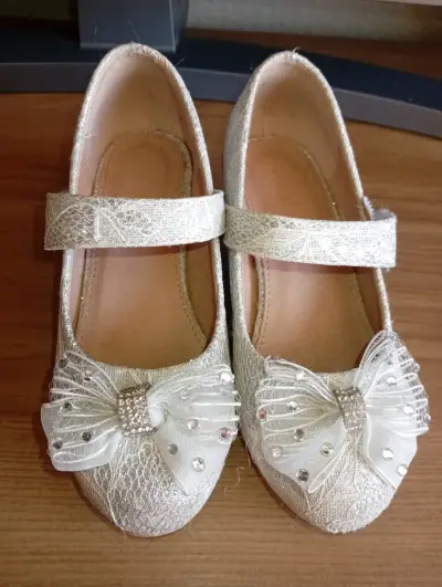 Zapatos de niña plateados con lazo y brillantes - miniatura 1