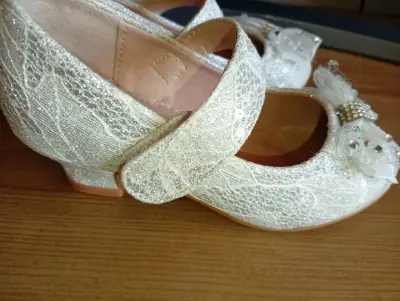 Zapatos de niña plateados con lazo y brillantes - miniatura 3