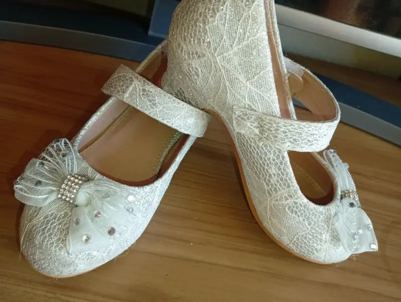 Zapatos de niña plateados con lazo y brillantes - 4