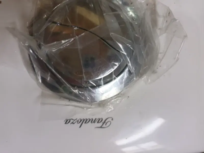 Inodoro de cerámica blanca con tapa - 3