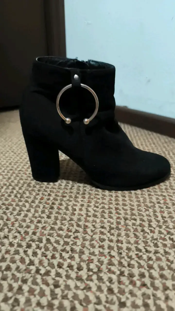 Botines negros de tacón con detalle metálico