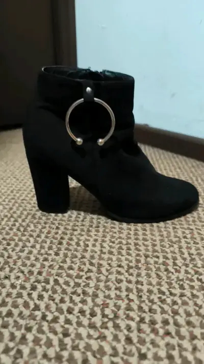 Botines negros de tacón con detalle metálico - miniatura 1