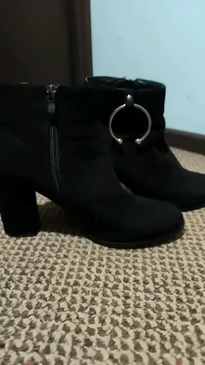 Botines negros de tacón con detalle metálico - miniatura 2