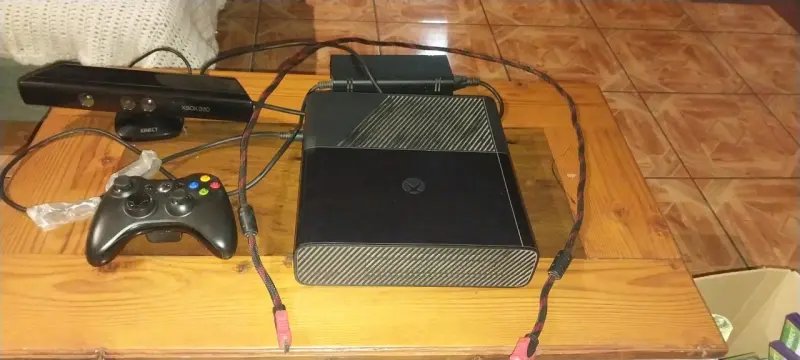 Consola Xbox 360 con juegos y accesorios - 5
