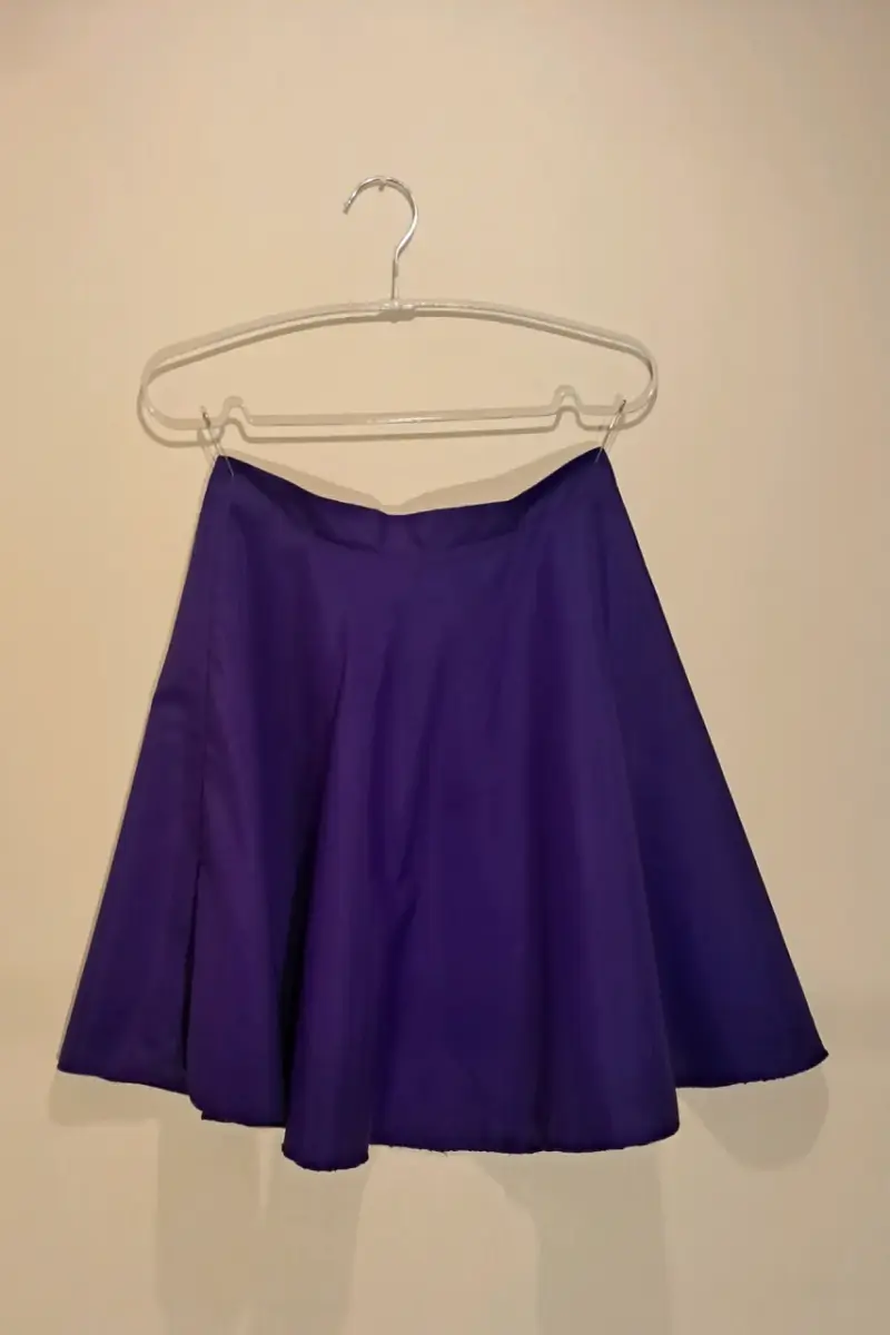Falda corta morada elegante