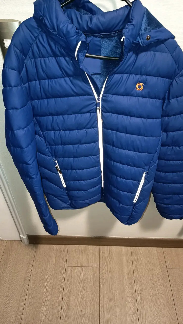 Chaqueta acolchada azul con capucha - 1