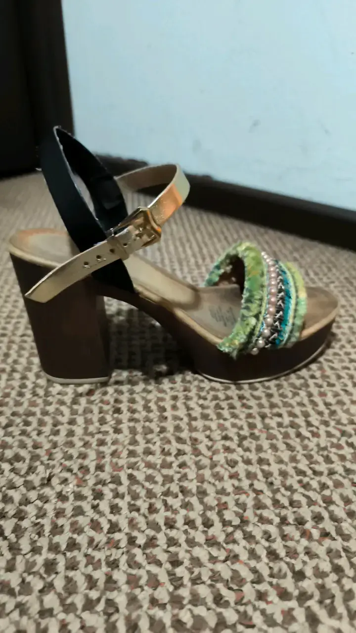 Sandalias de tacón con diseño colorido