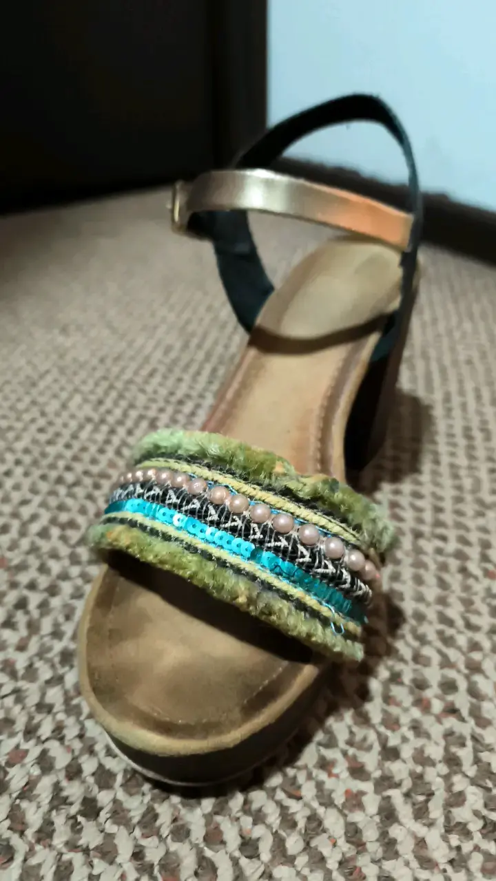 Sandalias de tacón con diseño colorido - 2