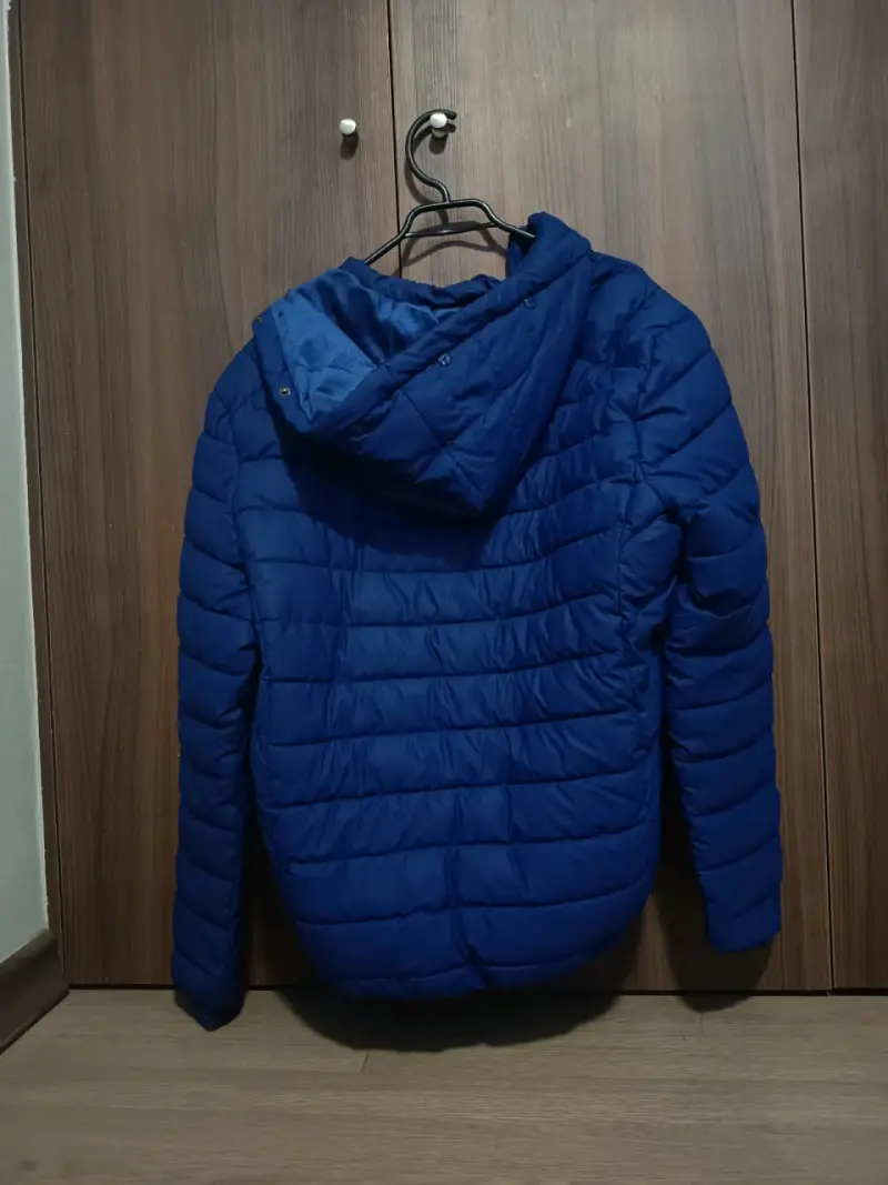 Chaqueta acolchada azul con capucha - 2