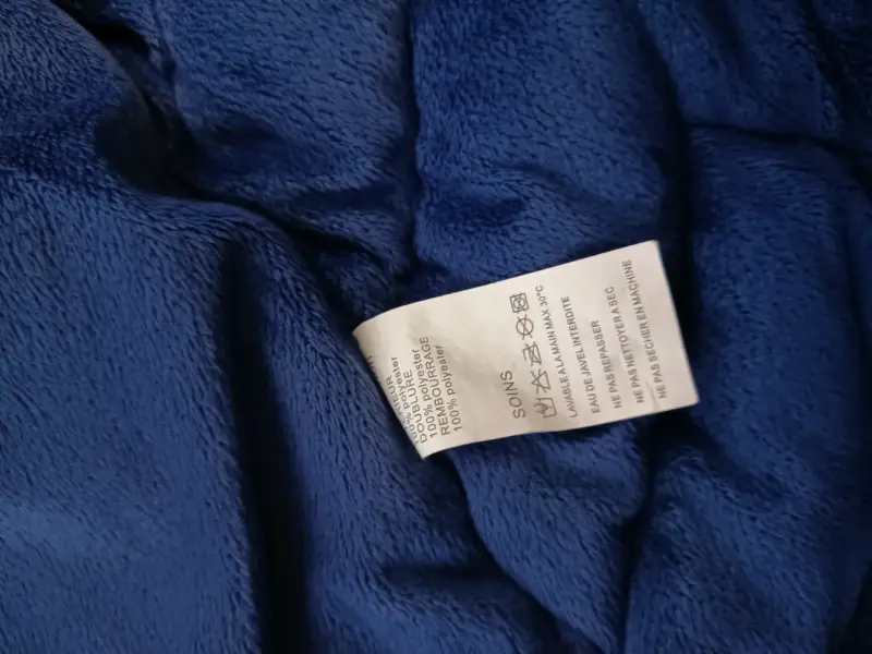 Chaqueta acolchada azul con capucha - 4