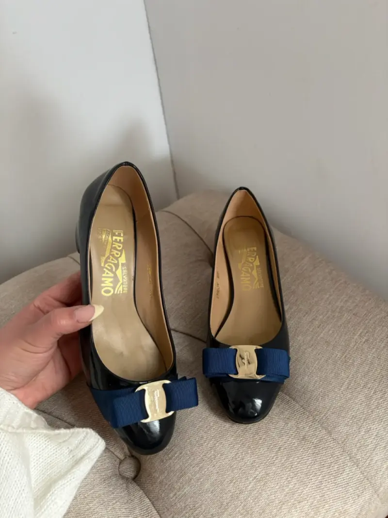 Zapatos de tacón Ferragamo negros con lazo