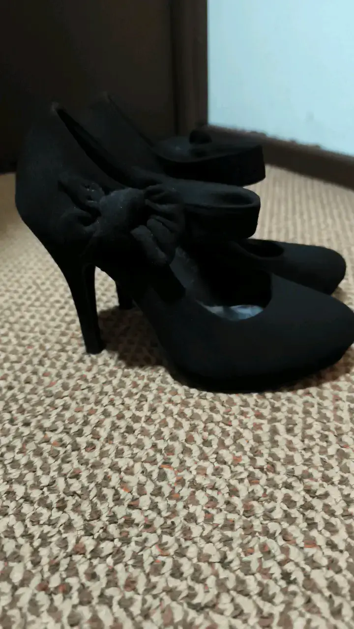 Zapatos de tacón alto negros con lazo