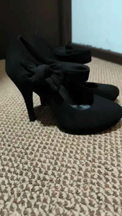 Zapatos de tacón alto negros con lazo - miniatura 1