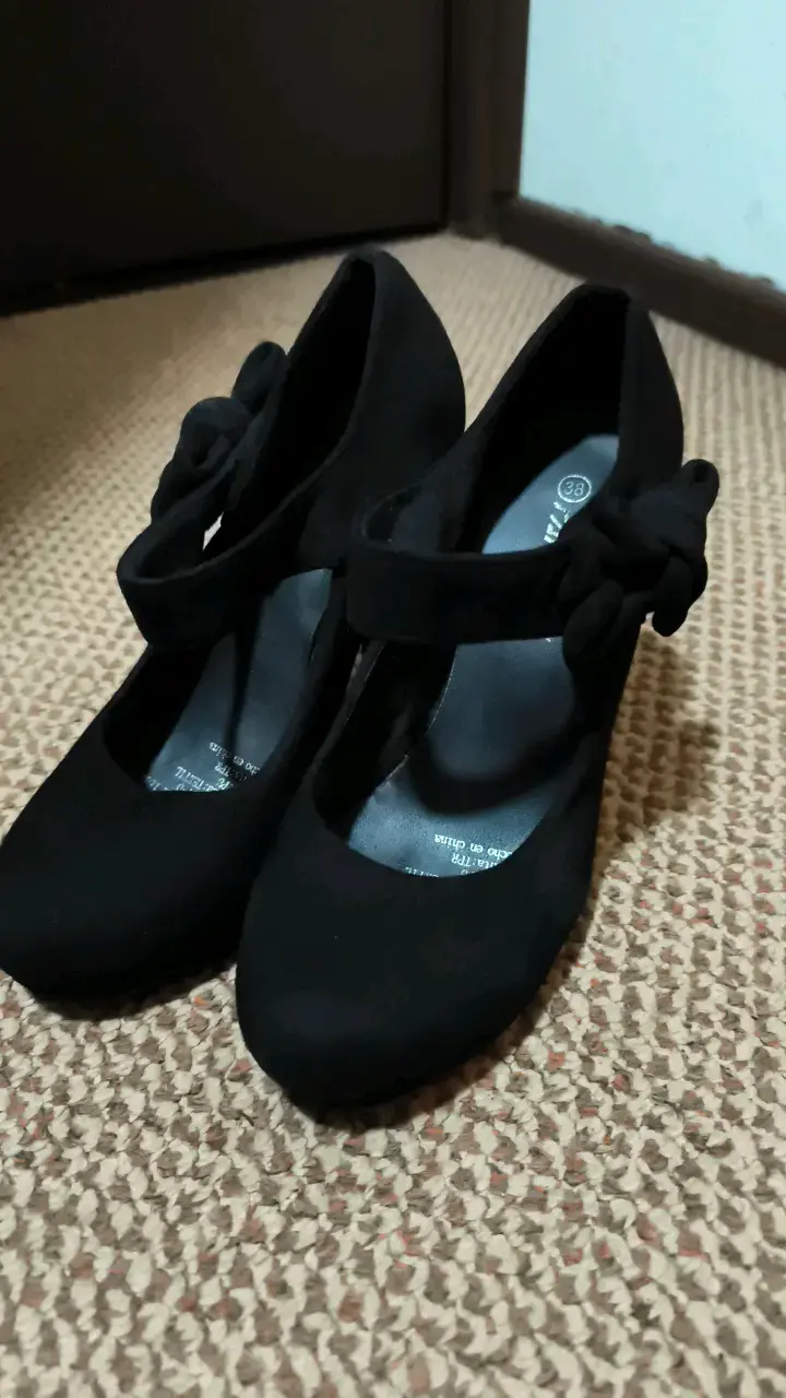 Zapatos de tacón alto negros con lazo - 2