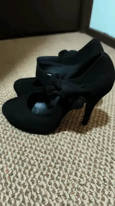 Zapatos de tacón alto negros con lazo - miniatura 3