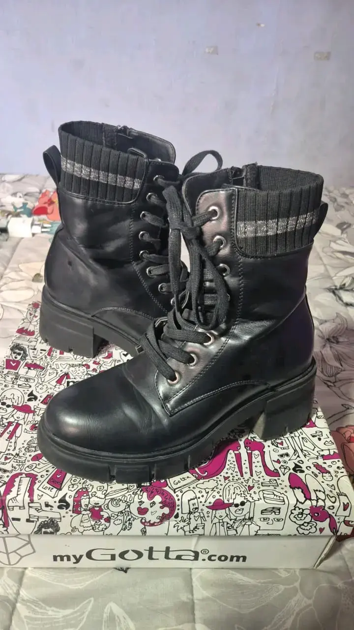 Botas negras de cuero con cordones y cremallera