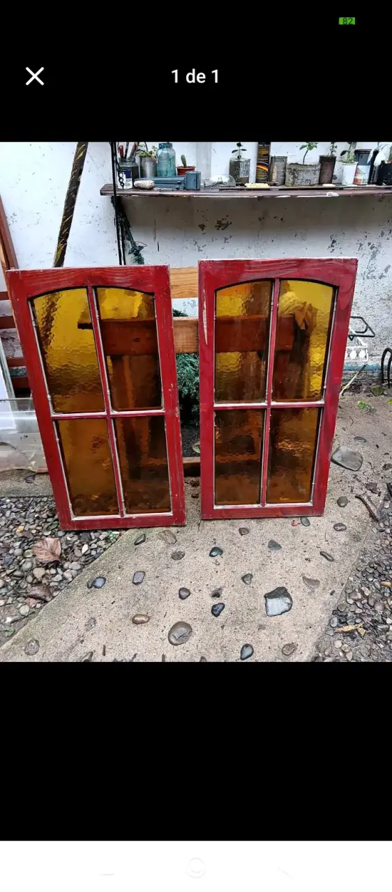 Ventanas antiguas de madera con vidrio amarillo