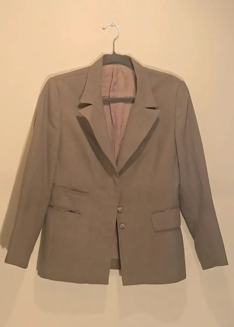 Blazer de mujer color beige en buen estado