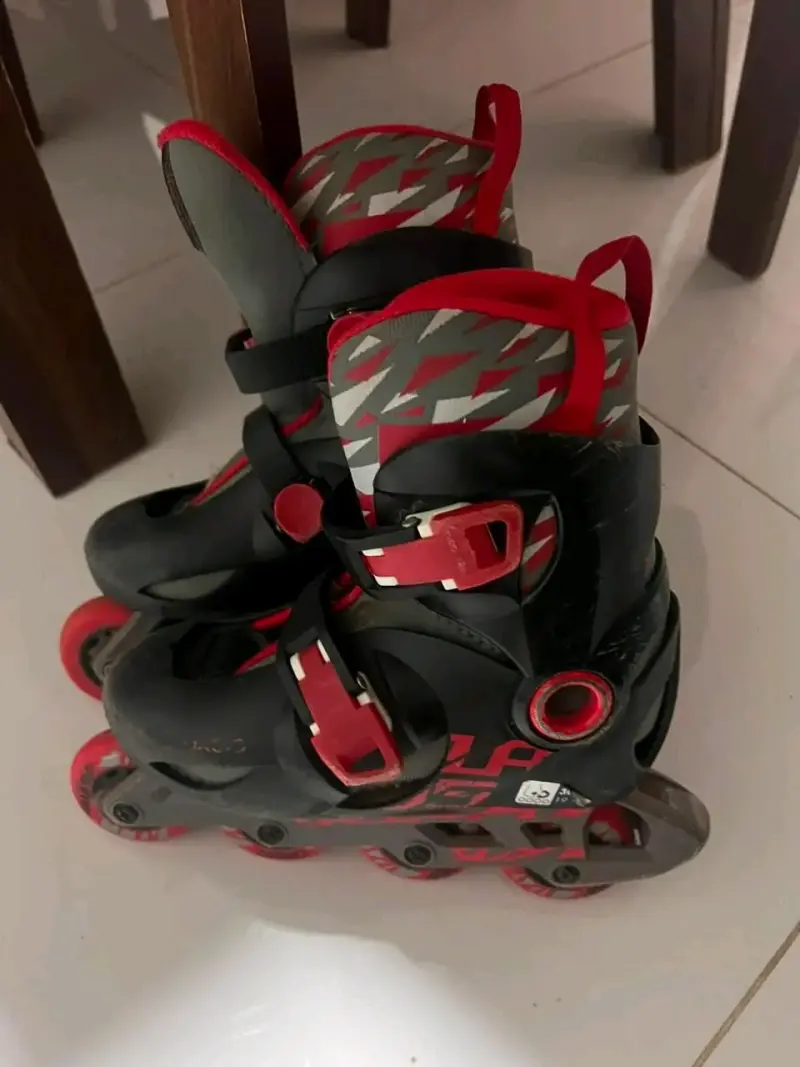 Patines en línea negros y rojos para niñas.