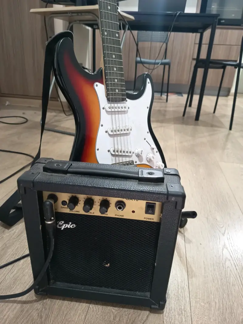 Guitarra Eléctrica Epic + Amplificador+ Accesorios - 1