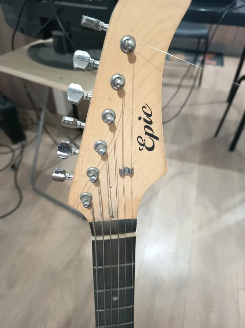 Guitarra Eléctrica Epic + Amplificador+ Accesorios - 3