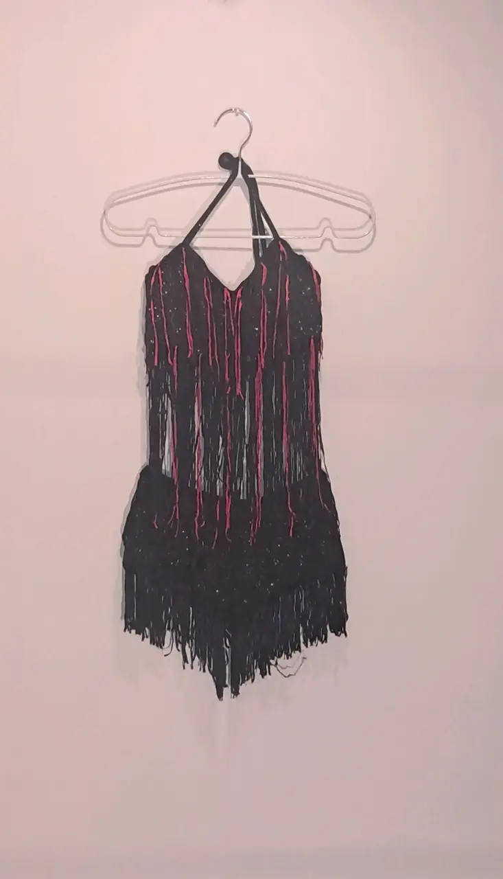 Conjunto de burlesque con flecos negro y rojo