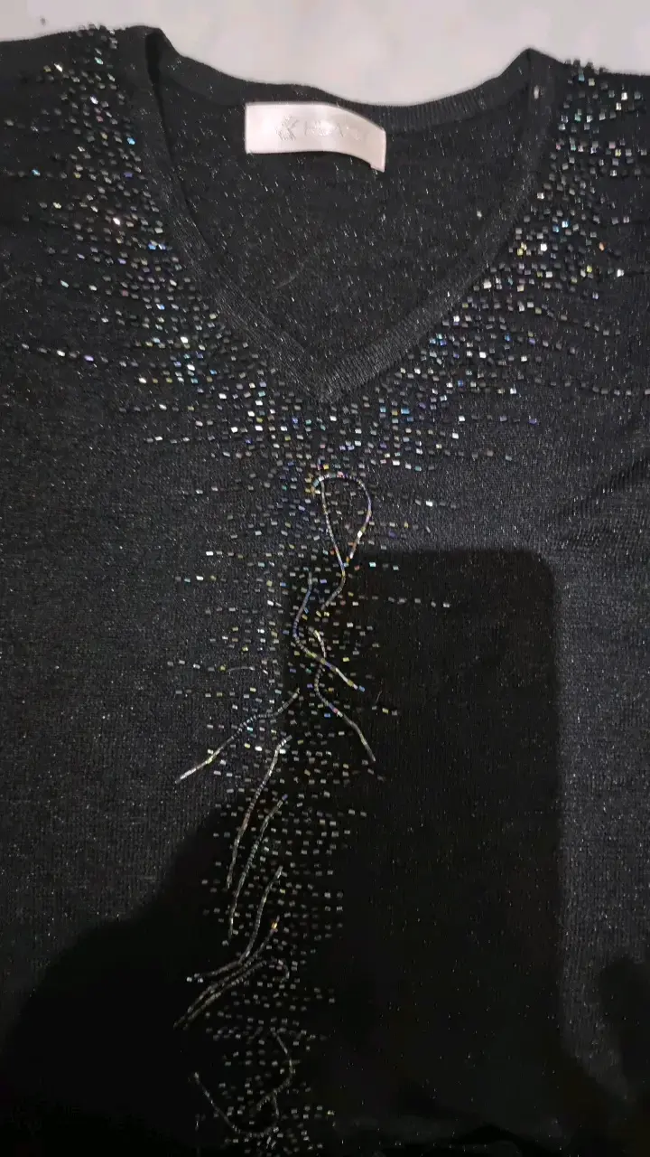 Suéter negro con detalles brillantes - 2