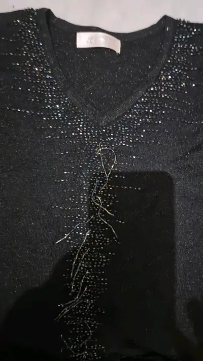 Suéter negro con detalles brillantes - miniatura 2