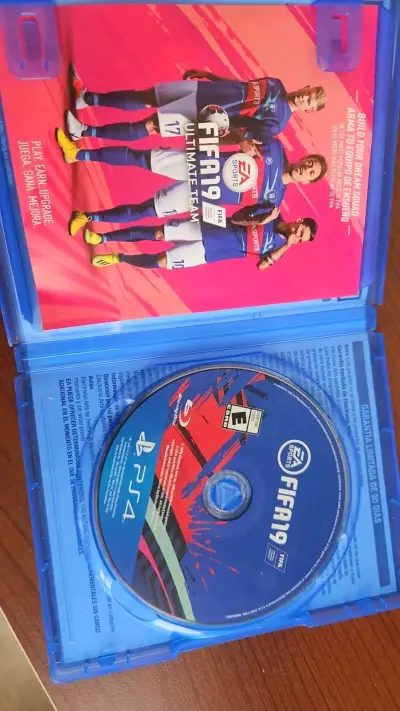 Juego FIFA 19 para PS4 en buen estado - miniatura 1