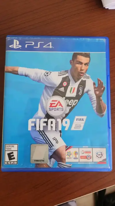Juego FIFA 19 para PS4 en buen estado - miniatura 2
