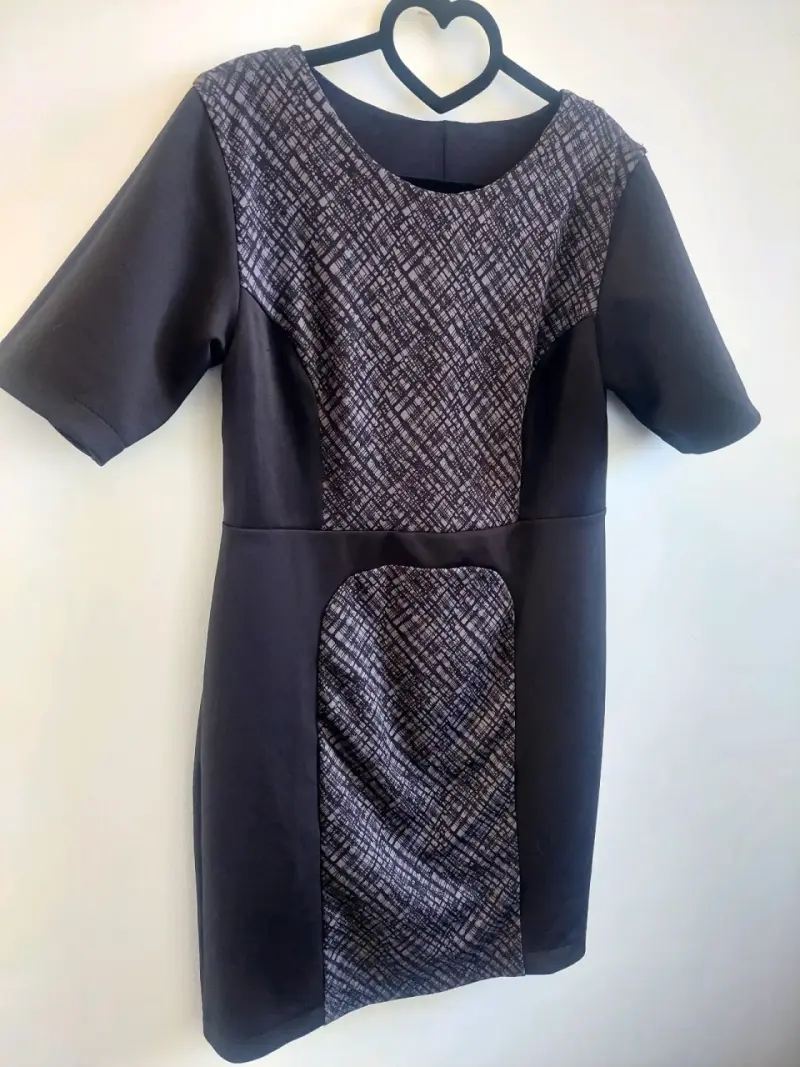 Vestido negro con diseño geométrico elegante