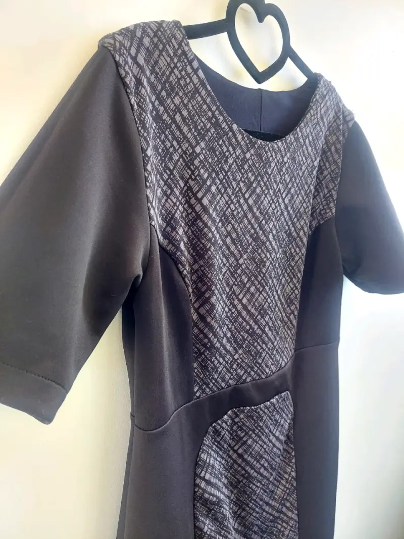Vestido negro con diseño geométrico elegante - 2