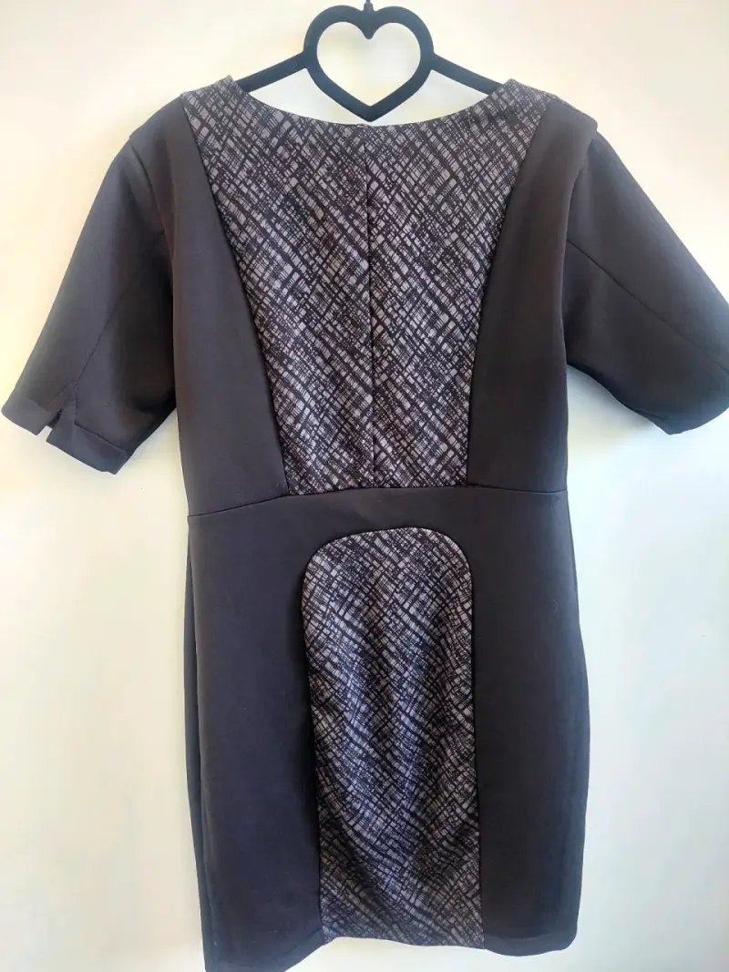 Vestido negro con diseño geométrico elegante - 3