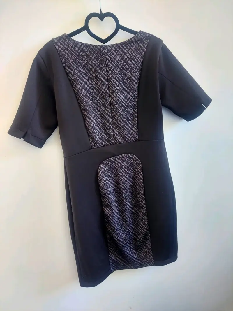 Vestido negro con diseño geométrico elegante - 4