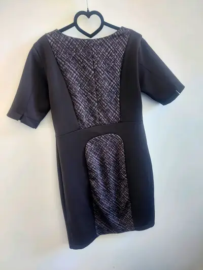 Vestido negro con diseño geométrico elegante - miniatura 4