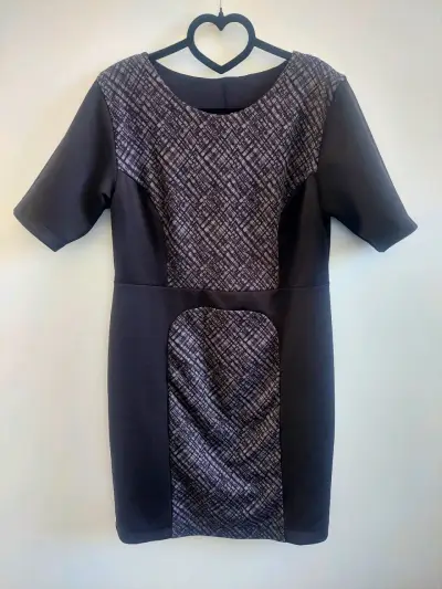 Vestido negro con diseño geométrico elegante - miniatura 5