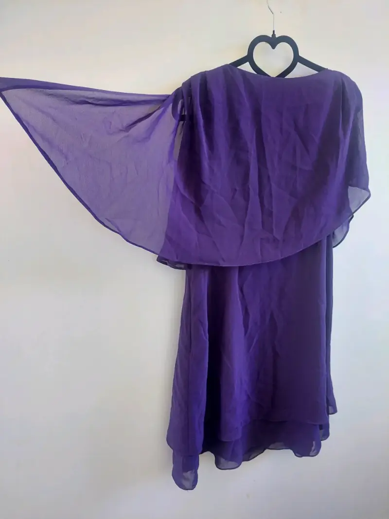 Vestido morado con capa y detalles brillantes