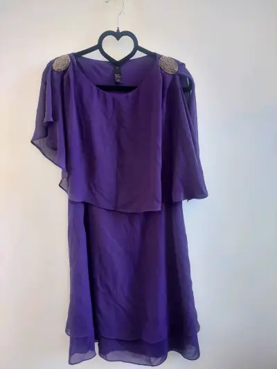 Vestido morado con capa y detalles brillantes - miniatura 2