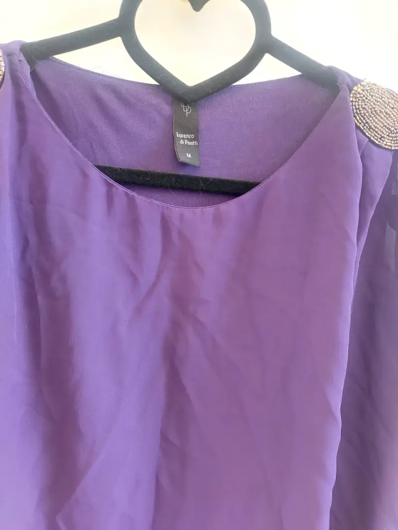 Vestido morado con capa y detalles brillantes - 3