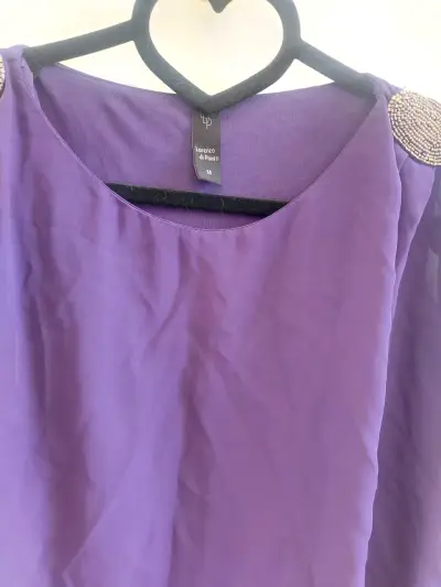 Vestido morado con capa y detalles brillantes - miniatura 3