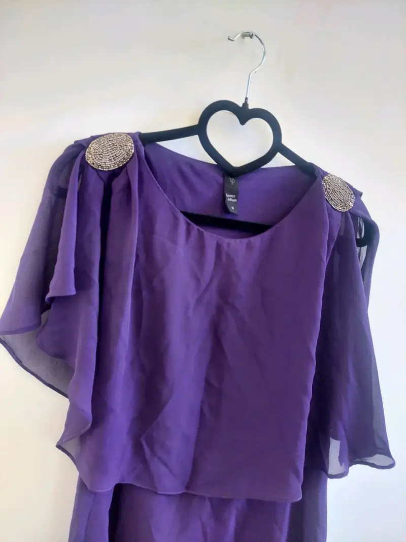 Vestido morado con capa y detalles brillantes - 4